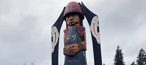 Tribal artist’s 14-foot-tall carving recognizes ‘our ancient fishermen’